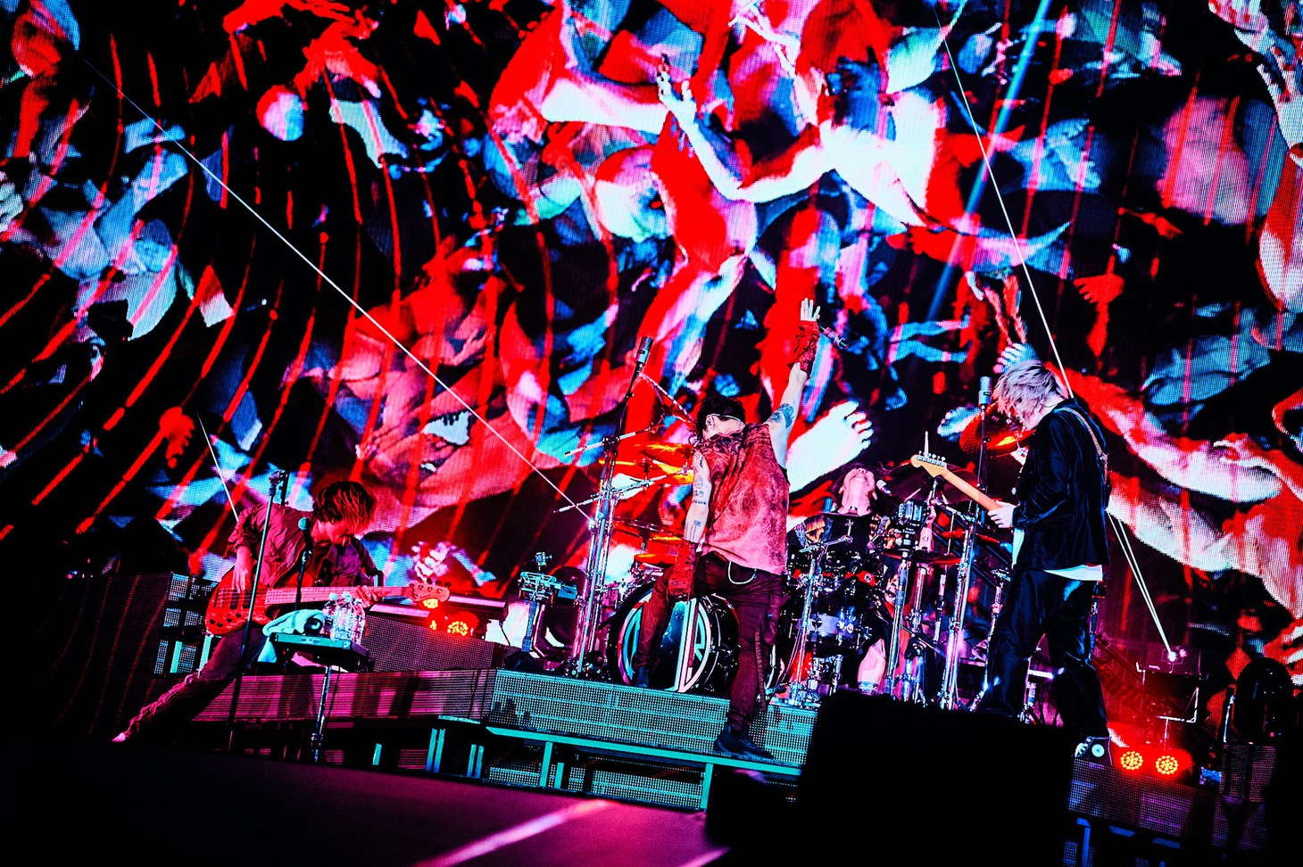 「ONE OK ROCK 2023 LUXURY DISEASE JAPAN TOUR」の様子。（photo by Kazushi Hamano）