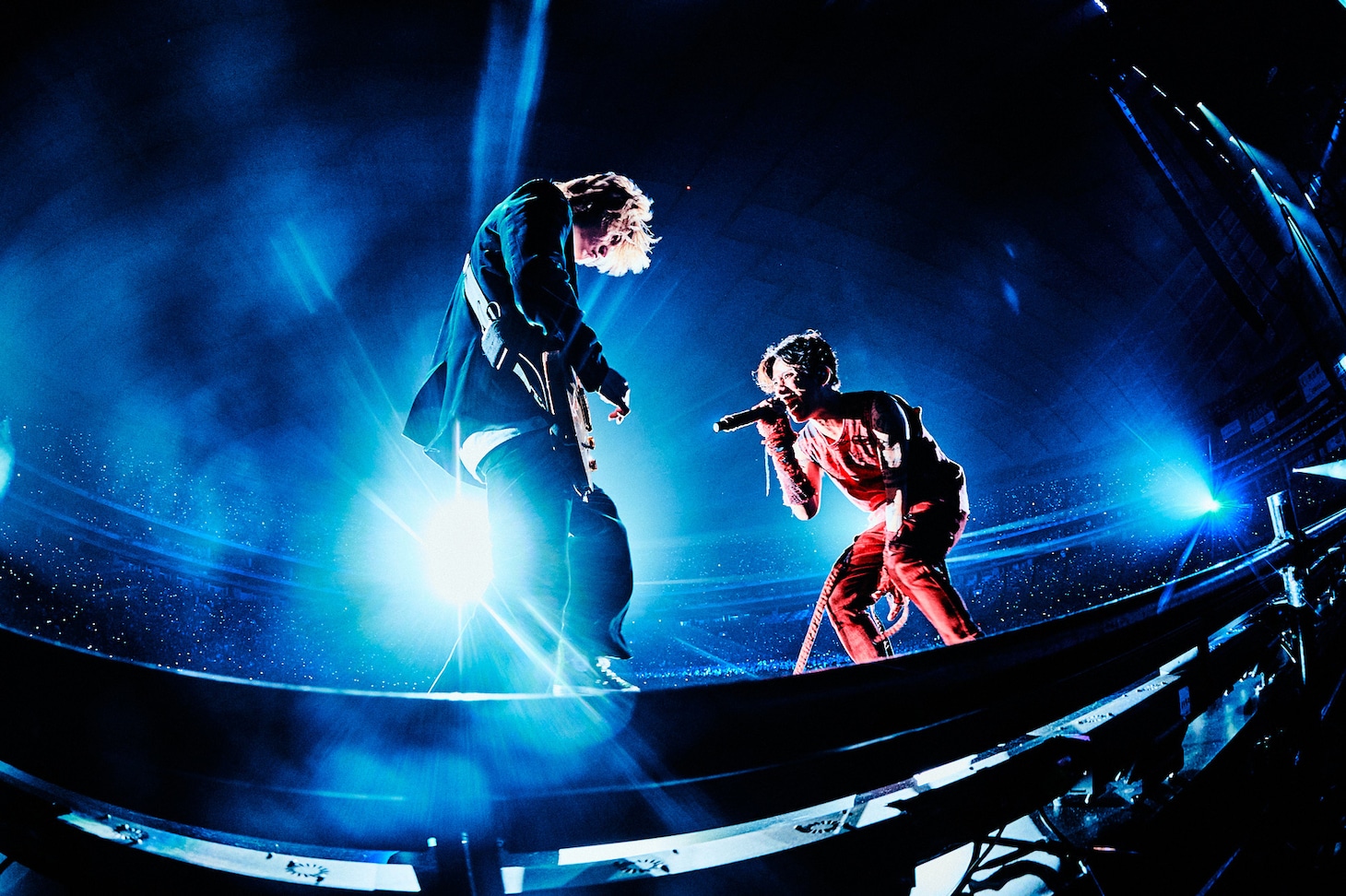 「ONE OK ROCK 2023 LUXURY DISEASE JAPAN TOUR」の様子。（photo by Kazushi Hamano）