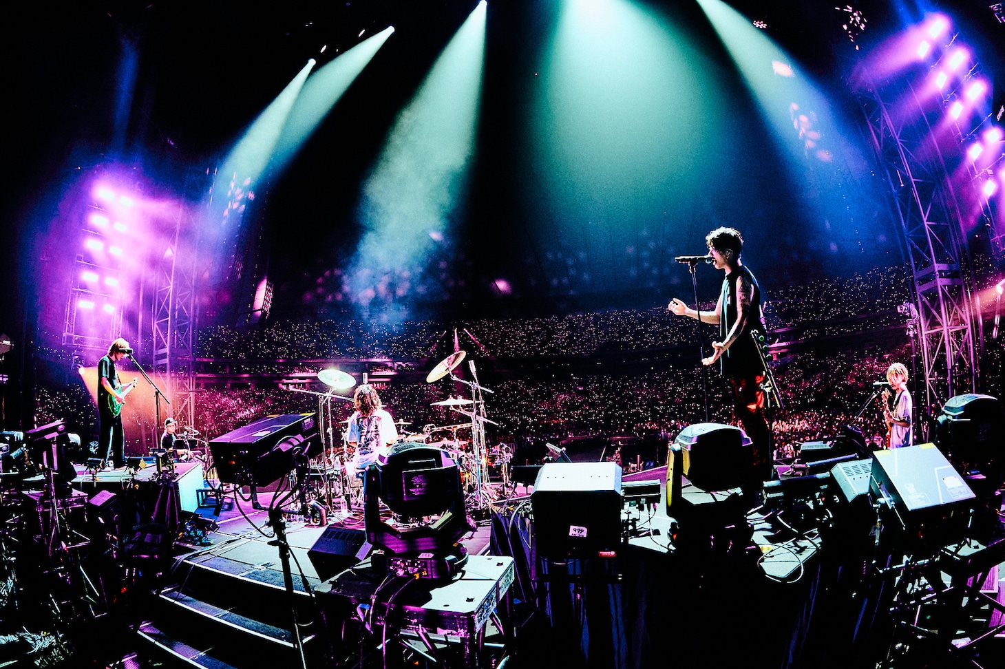 「ONE OK ROCK 2023 LUXURY DISEASE JAPAN TOUR」の様子。（photo by Kazushi Hamano）