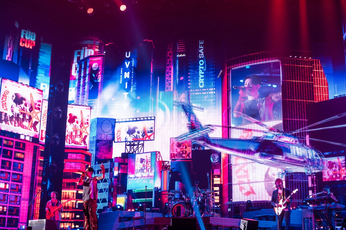 「ONE OK ROCK 2023 LUXURY DISEASE JAPAN TOUR」の様子。（photo by MASANORI FUJIKAWA）