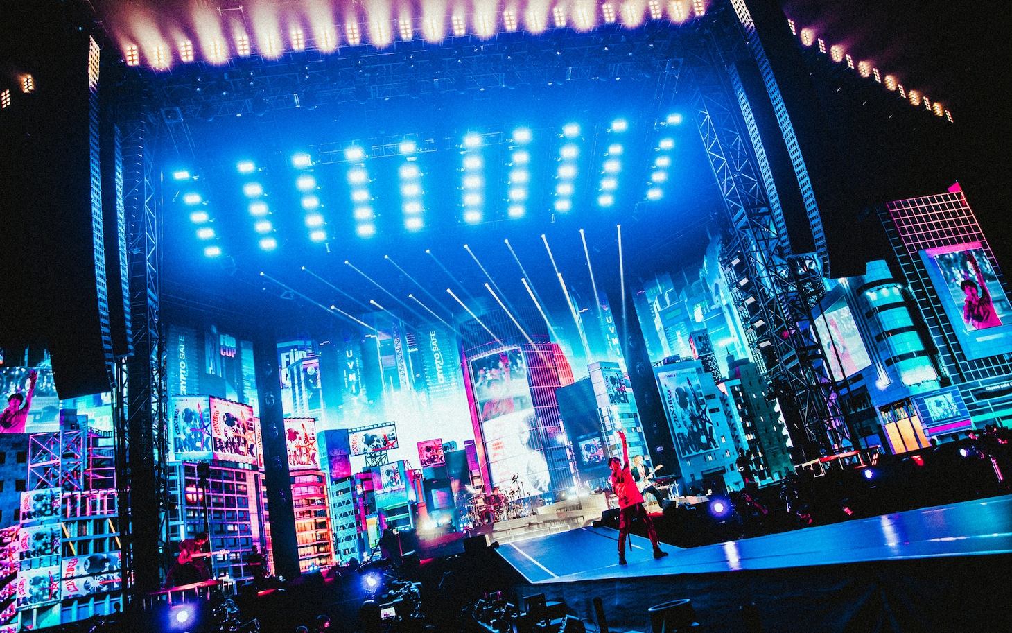 「ONE OK ROCK 2023 LUXURY DISEASE JAPAN TOUR」の様子。（photo by MASAHIRO YAMADA）