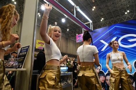 ブースにゲリラ登場したXG。