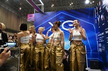 ファンの熱気に圧倒されるXG。