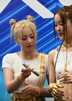 CHISAにペンを渡すHINATA。