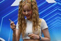 サインを書くためにペンの蓋を外すHARVEY。