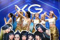 ファンに手を振るXG。