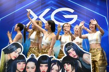 ファンに手を振るXG。