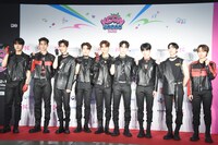 レッドカーペットに登場したYOUNITE。