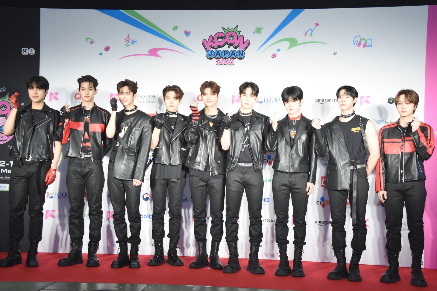 レッドカーペットに登場したYOUNITE。