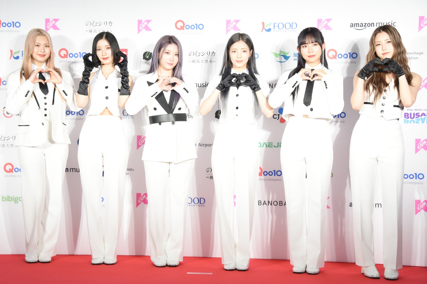 レッドカーペットに登場したPURPLE KISS。