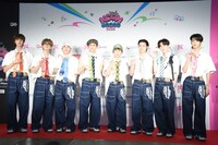 レッドカーペットに登場した8TURN。