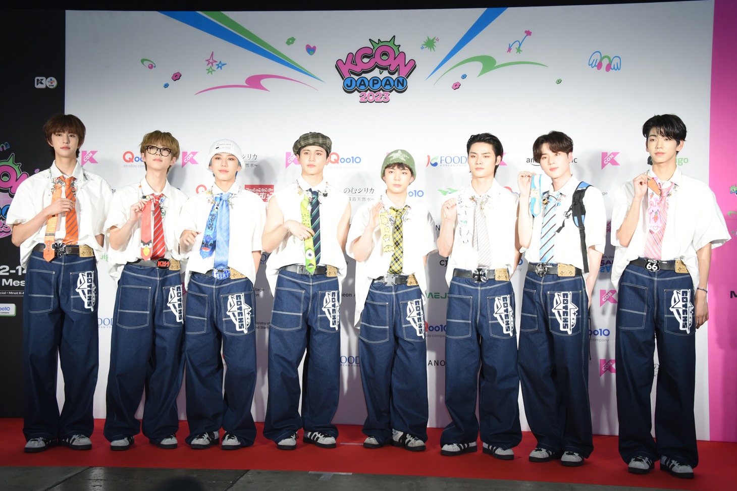 レッドカーペットに登場した8TURN。