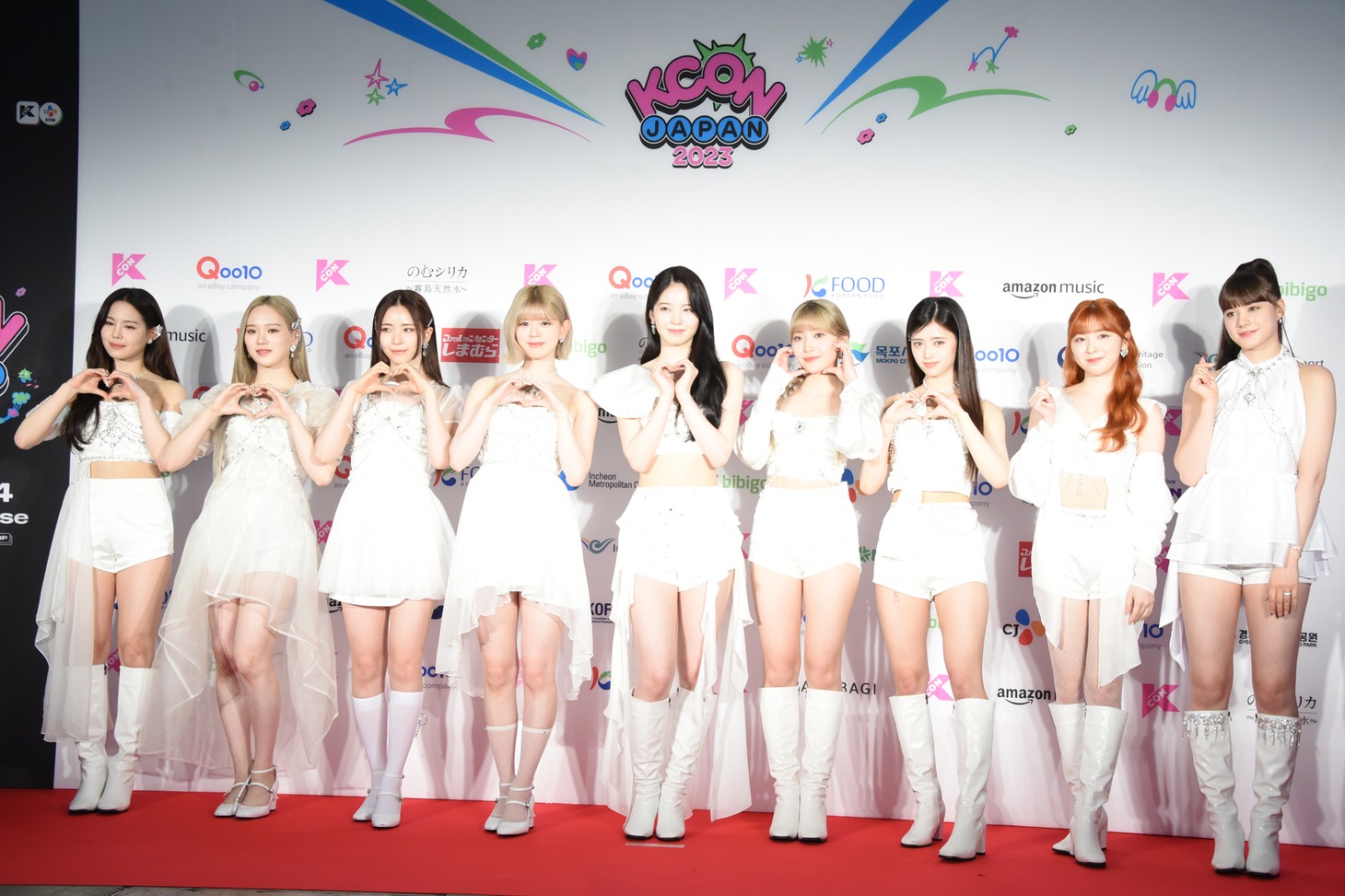 レッドカーペットに登場したNiziU。