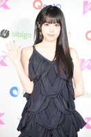 レッドカーペットに登場したYENA。