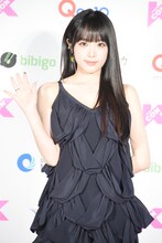 レッドカーペットに登場したYENA。