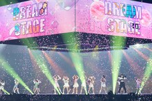 STAYCのパフォーマンスの様子。 (c)CJ ENM Co., Ltd, All Rights Reserved