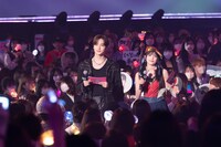 左からMCのHYUNJAE（THE BOYZ）、ゲストMCのYENA。 (c)CJ ENM Co., Ltd, All Rights Reserved