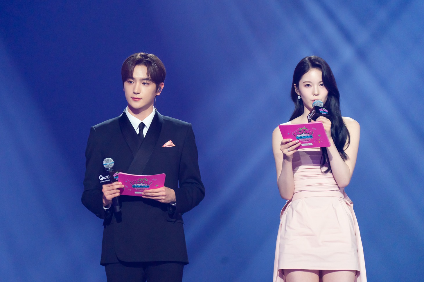 左からMCのHYUNJAE（THE BOYZ）、AYAKA（NiziU）。 (c)CJ ENM Co., Ltd, All Rights Reserved