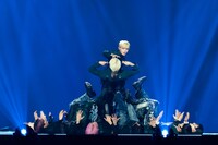 INIのカバーステージの様子。 (c)CJ ENM Co., Ltd, All Rights Reserved