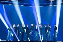 INIのカバーステージの様子。 (c)CJ ENM Co., Ltd, All Rights Reserved