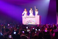 トロッコで会場を回るNiziU。 (c)CJ ENM Co., Ltd, All Rights Reserved