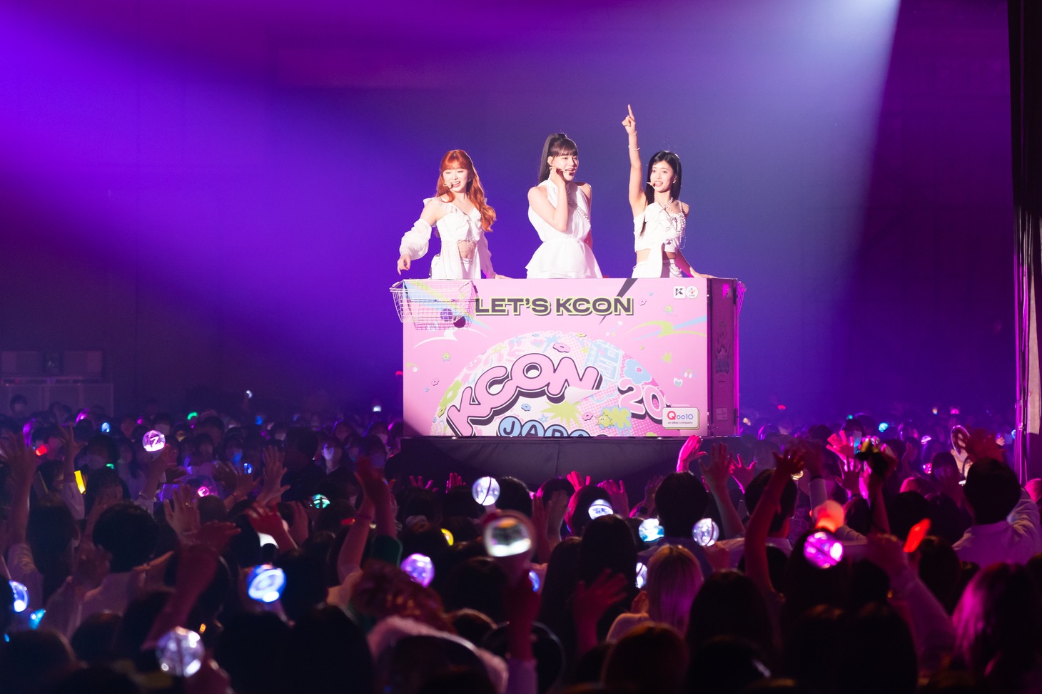 トロッコで会場を回るNiziU。 (c)CJ ENM Co., Ltd, All Rights Reserved