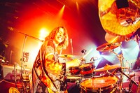 「ONE OK ROCK 2023 LUXURY DISEASE JAPAN TOUR」の様子。（photo by cazrowAoki）