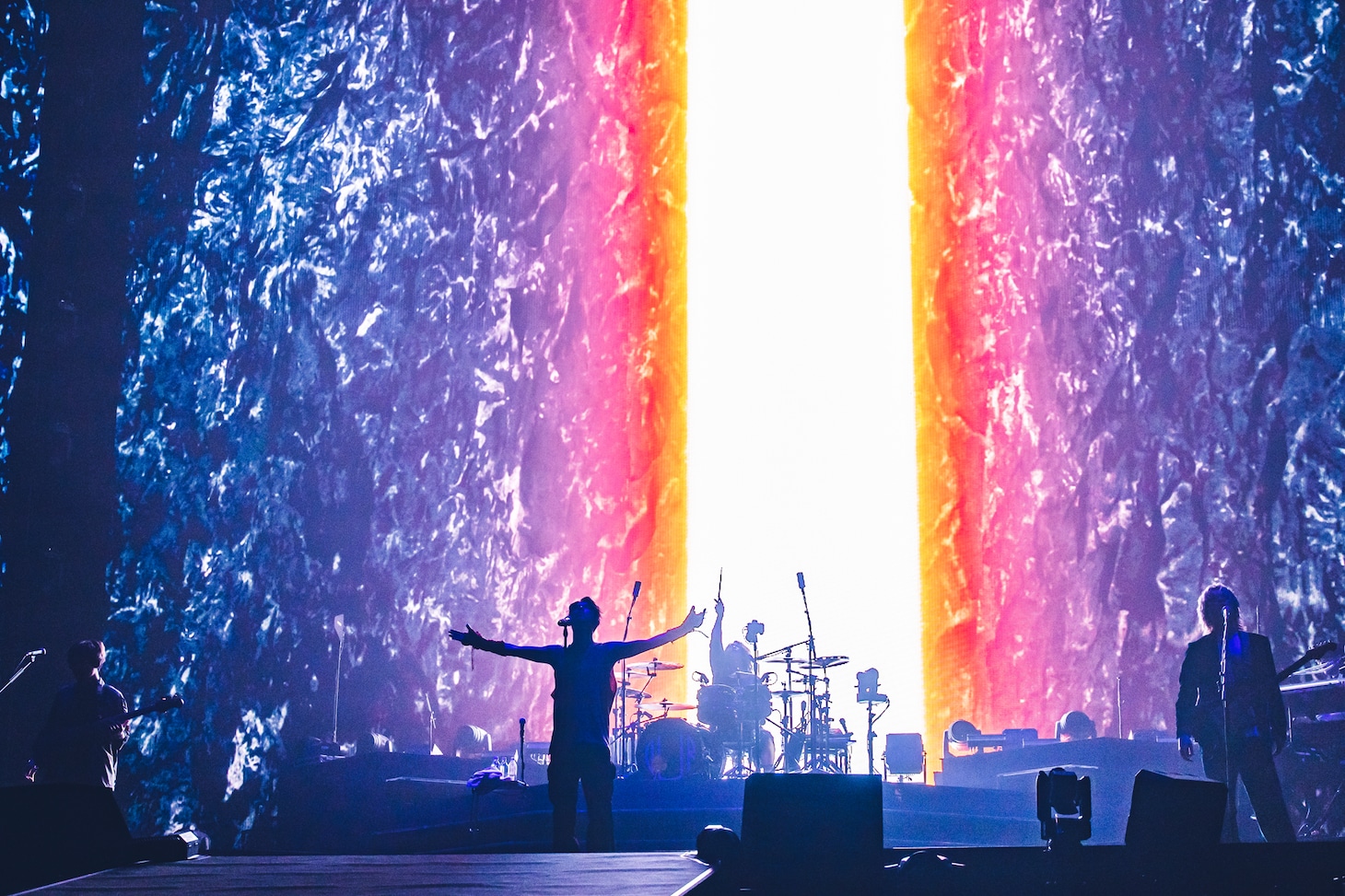 「ONE OK ROCK 2023 LUXURY DISEASE JAPAN TOUR」の様子。（photo by cazrowAoki）