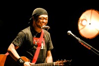 笑顔の竹原ピストル。（撮影：高田梓）