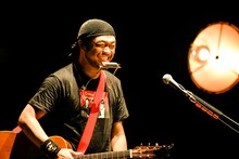 笑顔の竹原ピストル。（撮影：高田梓）