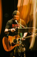 ポエム「アンチヒーロー」を朗読する竹原ピストル。（撮影：高田梓）