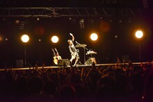 「ライブナタリー “Creepy Nuts × 竹原ピストル”」の出番を終えて手を振る竹原ピストル。（撮影：高田梓）