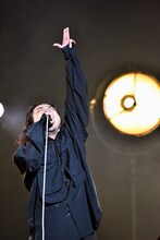 ゴンフィンガーをするR-指定（Creepy Nuts）。（撮影：高田梓）