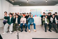 カメラにソイヤ！ポーズを向けるEBiDANメンバー。