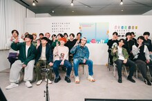 カメラにソイヤ！ポーズを向けるEBiDANメンバー。