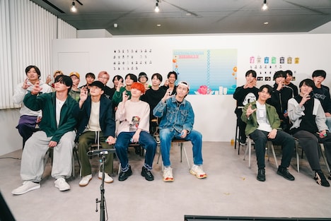 カメラにソイヤ！ポーズを向けるEBiDANメンバー。