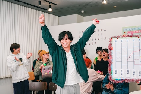 喜ぶカイ（超特急）。