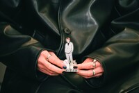 「鶯谷駅（鳥）」チームのEIKU（ONE N' ONLY）が手にする文鳥とハムスター。EIKUが飼っていたのは文鳥ではなくハムスター。