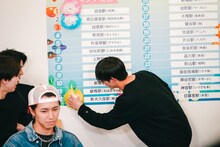 「新大久保駅（韓流好き）」チームに丁寧に花を添える吉澤要人（原因は自分にある。）。