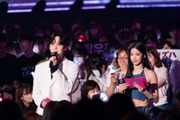 DAY2の司会を務めたYUNHO（ATEEZ）、KAZUHA（LE SSERAFIM）。  (c)CJ ENM Co., Ltd, All Rights Reserved