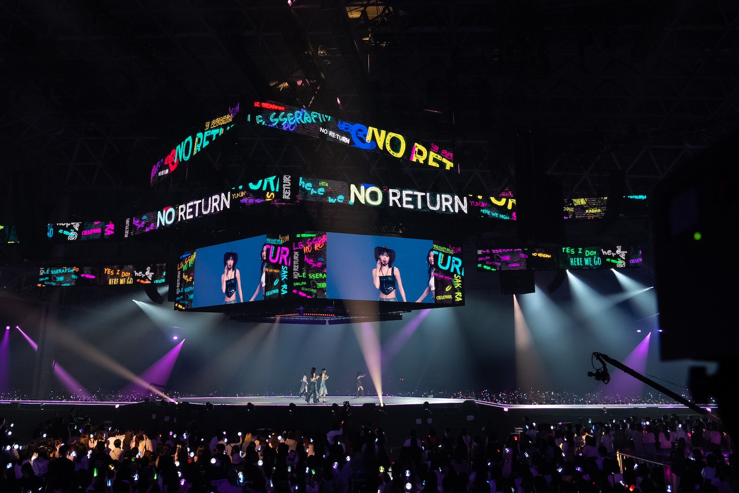 LE SSERAFIMのステージの様子。  (c)CJ ENM Co., Ltd, All Rights Reserved