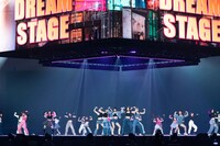 “Dreamer”たちとともに「ANTIFRAGILE」をパフォーマンスしたLE SSERAFIM。  (c)CJ ENM Co., Ltd, All Rights Reserved