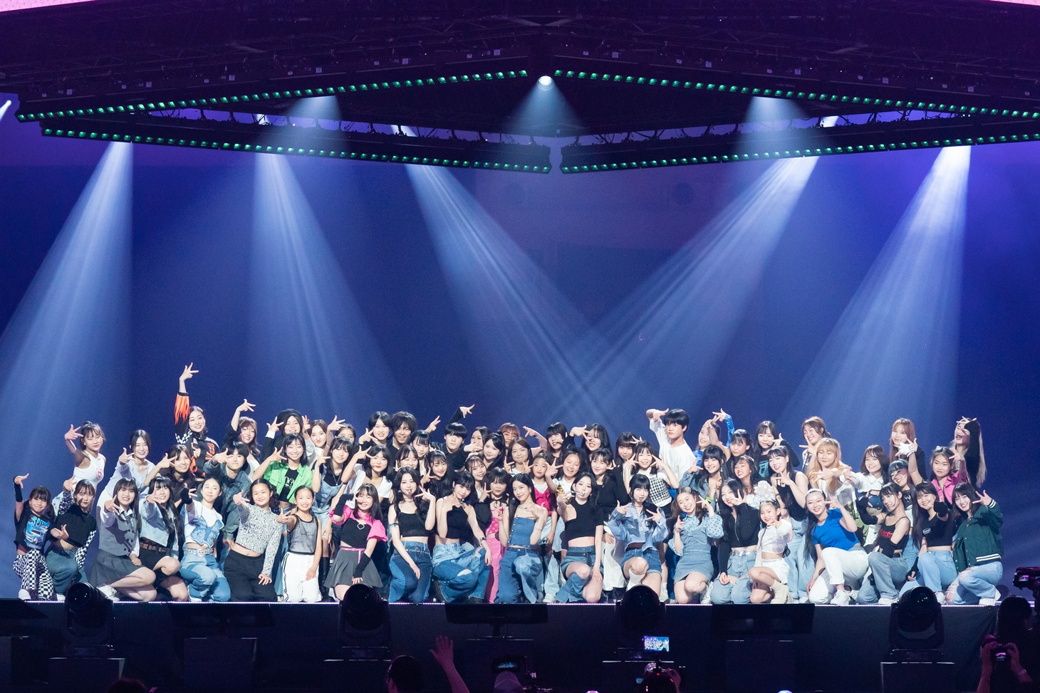 “Dreamer”たちとともに記念撮影をするLE SSERAFIM。  (c)CJ ENM Co., Ltd, All Rights Reserved