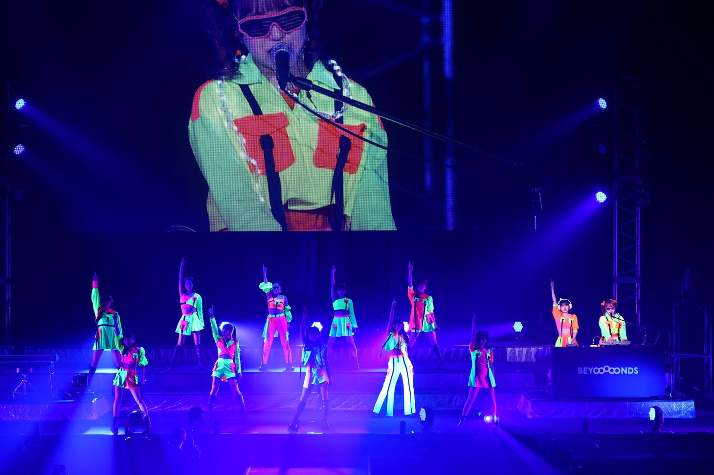 「BEYOOOOONDS CONCERT TOUR『NEO BEYO at BUDOOOOOKAN!!!!!!!!!!!!』」の様子。