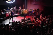 「MAN WITH A MISSION World Tour 2023 ～WOLVES ON PARADE～」アメリカ・サンフラシスコ公演の様子。