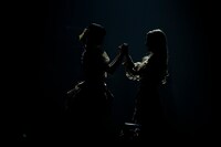 「ポジ子とネガ乃」を披露する香山ななこ（左）と木葭のの（右）。（Photo by SHOKO ISHIZAKI[THINGS.]）　