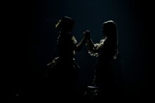 「ポジ子とネガ乃」を披露する香山ななこ（左）と木葭のの（右）。（Photo by SHOKO ISHIZAKI[THINGS.]）　