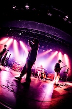 もさを。「LIVE TOUR『こいのうた』」東京・LIQUIDROOM公演より。（Photo by Taku Fujii）