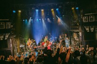 ゴホウビ「ゴホウビ ONEMAN LIVE "Home Sweet Home!! Vol.1"」の様子。（撮影：鈴木友莉）