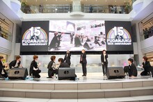 武器屋桃太郎、赤園虎次郎、瀬斗光黄を迎え入れる風男塾。